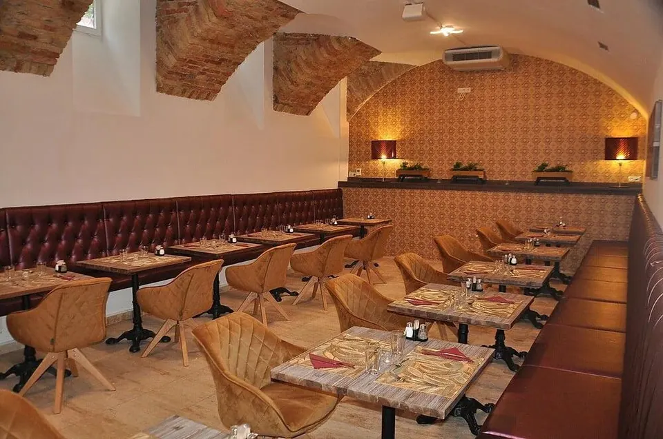 Az Arch Hotel boltíves, téglaboltozatos étterme meleg fényekkel