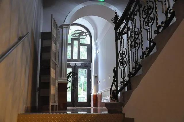 Az Arch Hotel bejárata és kovácsoltvas korlátos lépcsőháza